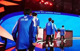 美斯特伴特豪丝主场大胜，保级形势向好方向发展