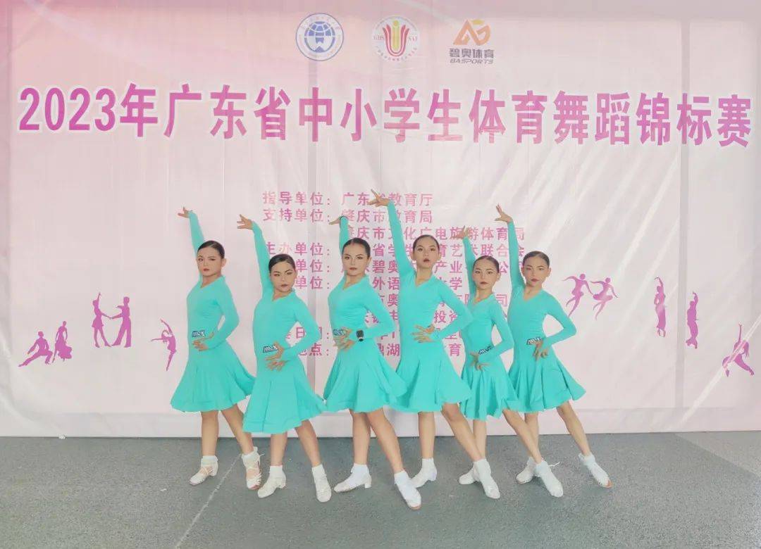 体育舞蹈选手独具风采赢得全场欢呼