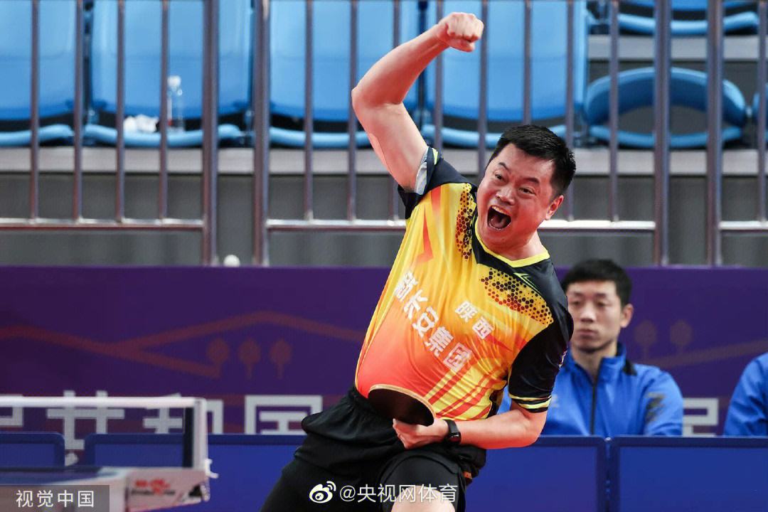 压力瞬间，球员临危不惧展现拼搏精神