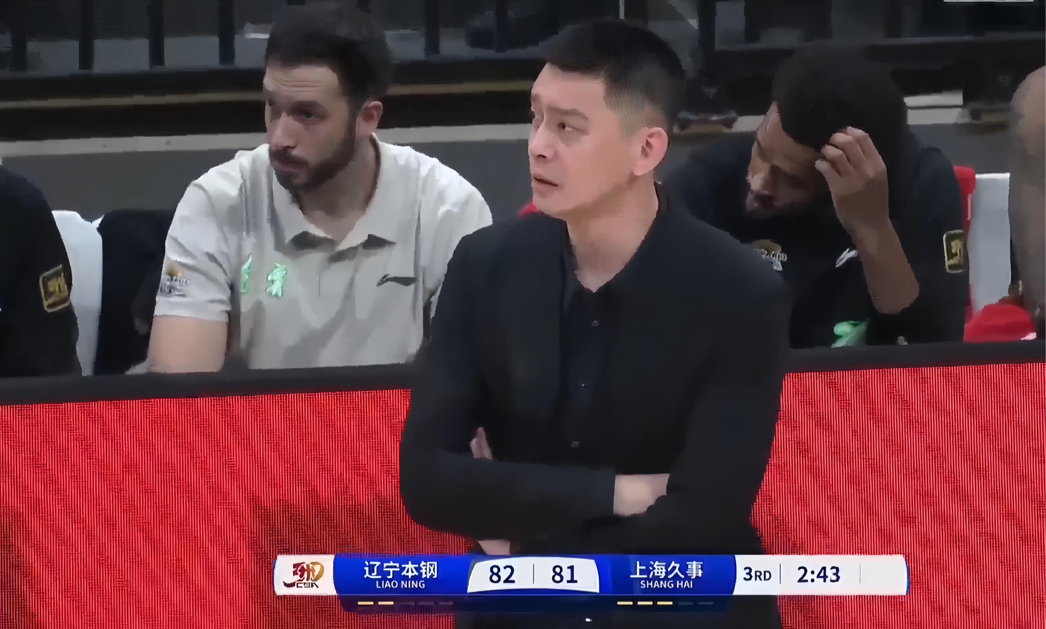 上海男篮客场惊险击败辽宁队