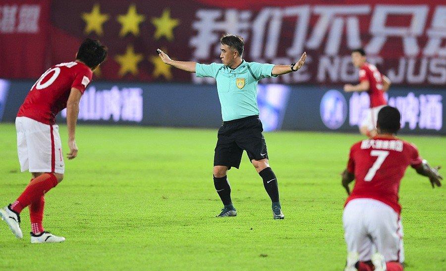 重庆力帆在比赛中力求进攻，最终获得成功