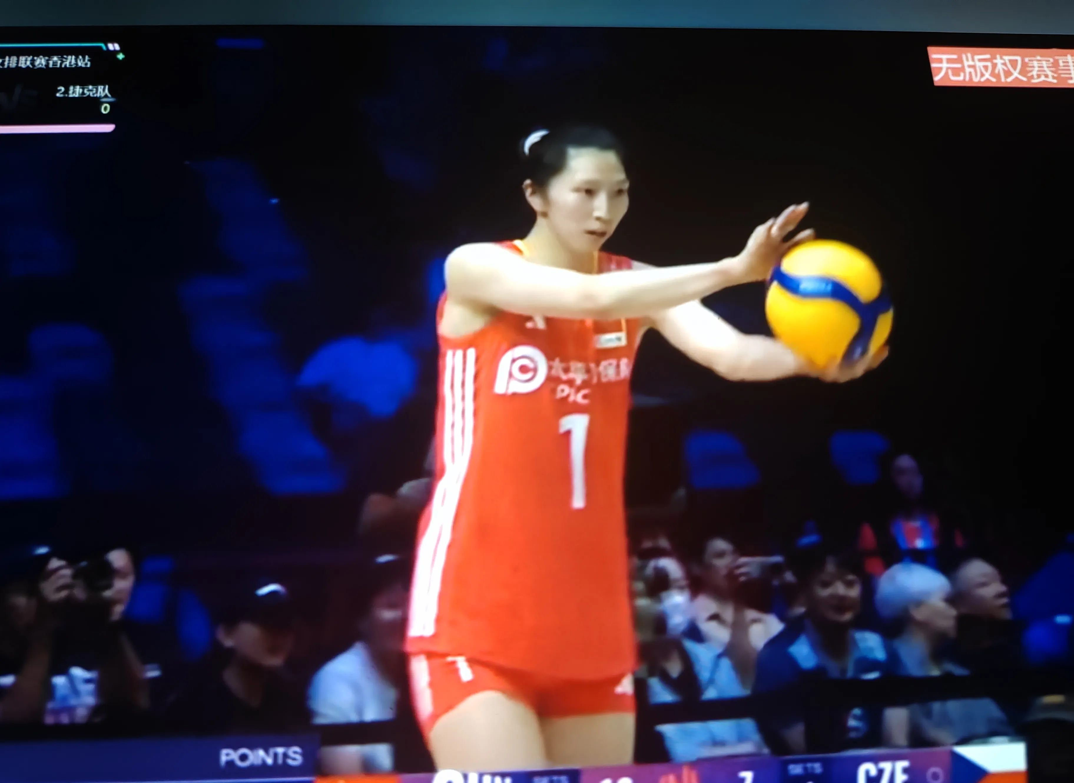 英勇无畏，女队员在比赛中胜负难分
