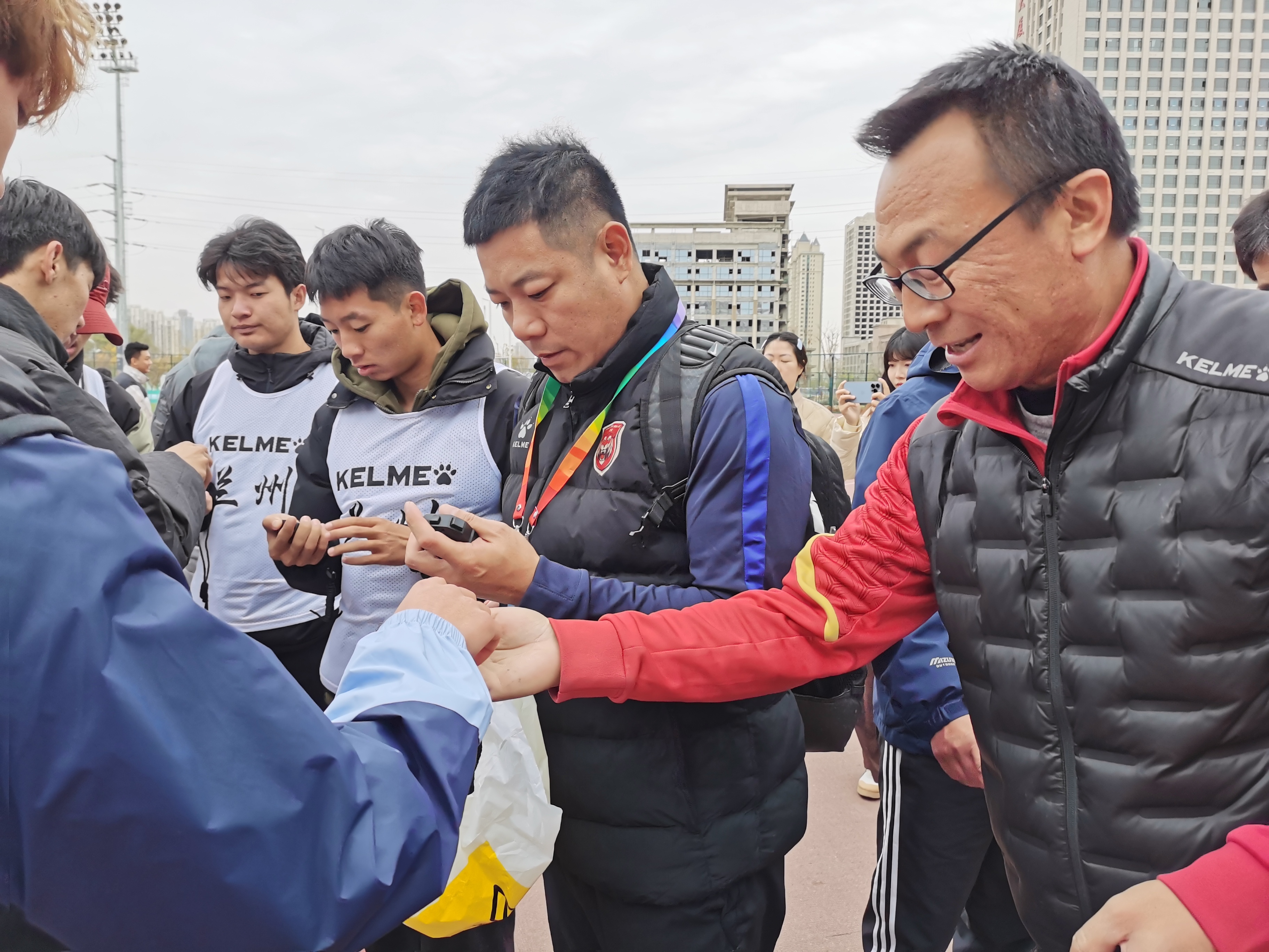赛场上不放弃信念！球队尽显团队精神