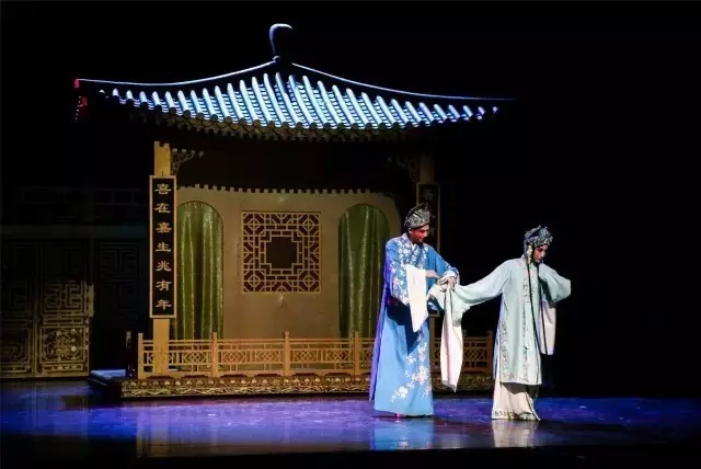 观众乐此不疲，赛场上演精彩大戏