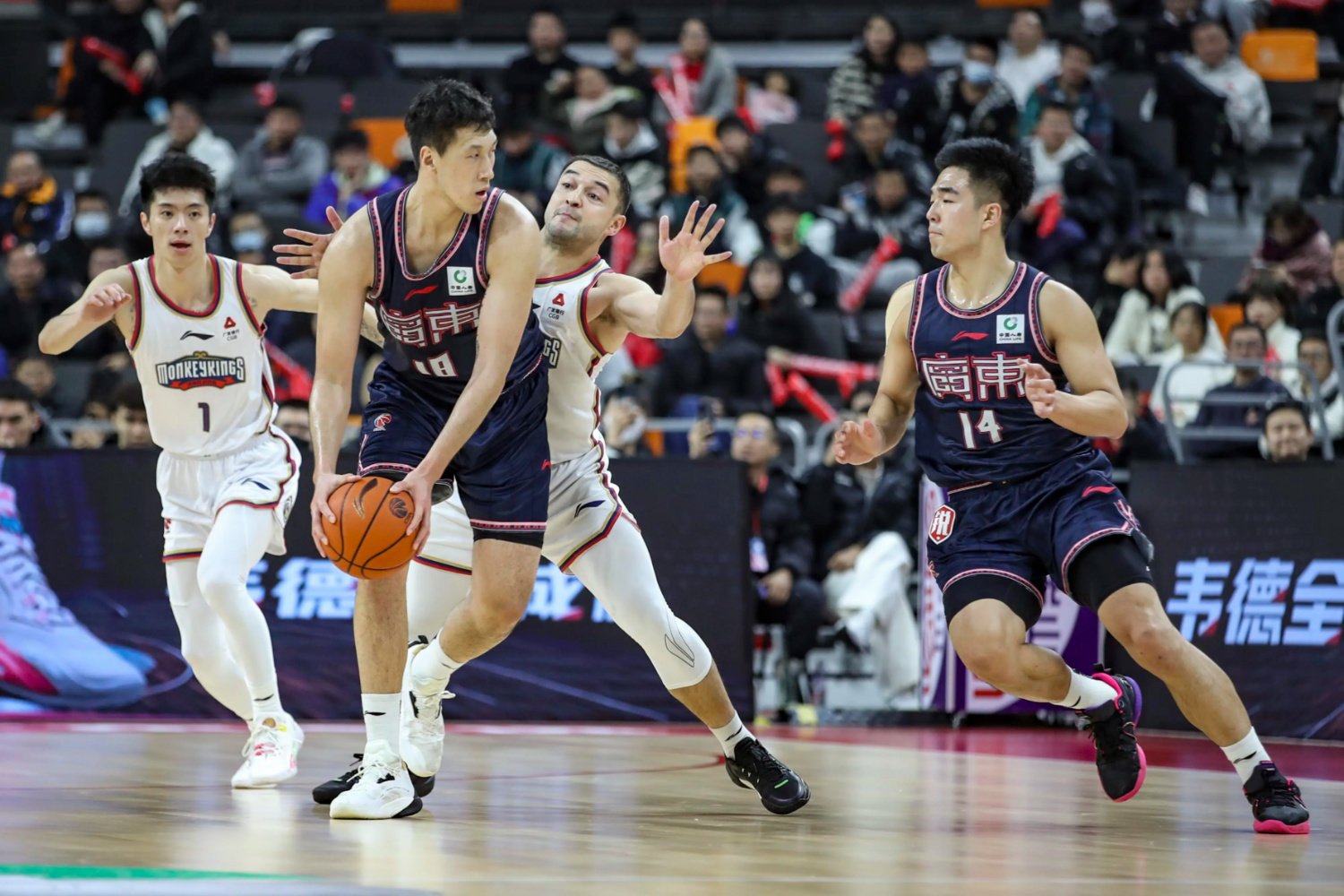 胜负交锋两支球队交锋在场上展开激烈较量