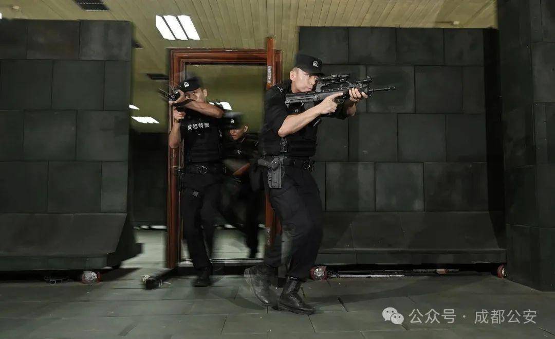 决胜时刻拼搏勇往直前，露出胜利微笑