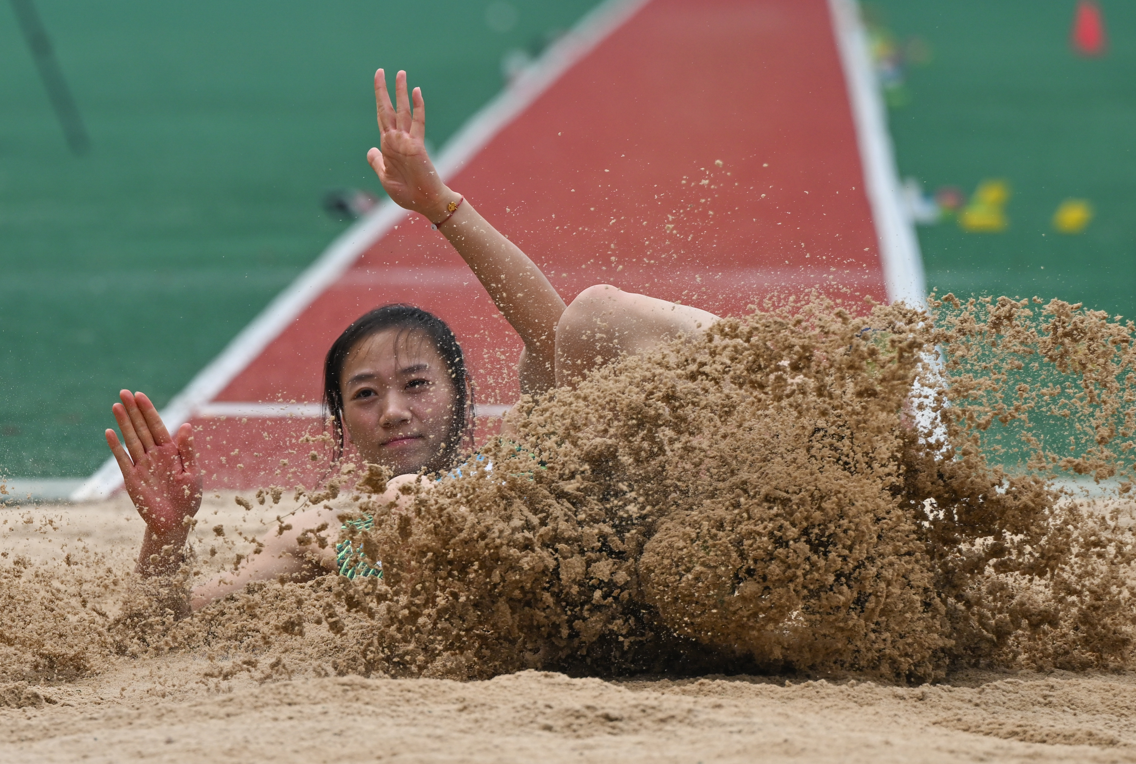田径女子跳远赛场一跃高下，美国选手轻松封后！