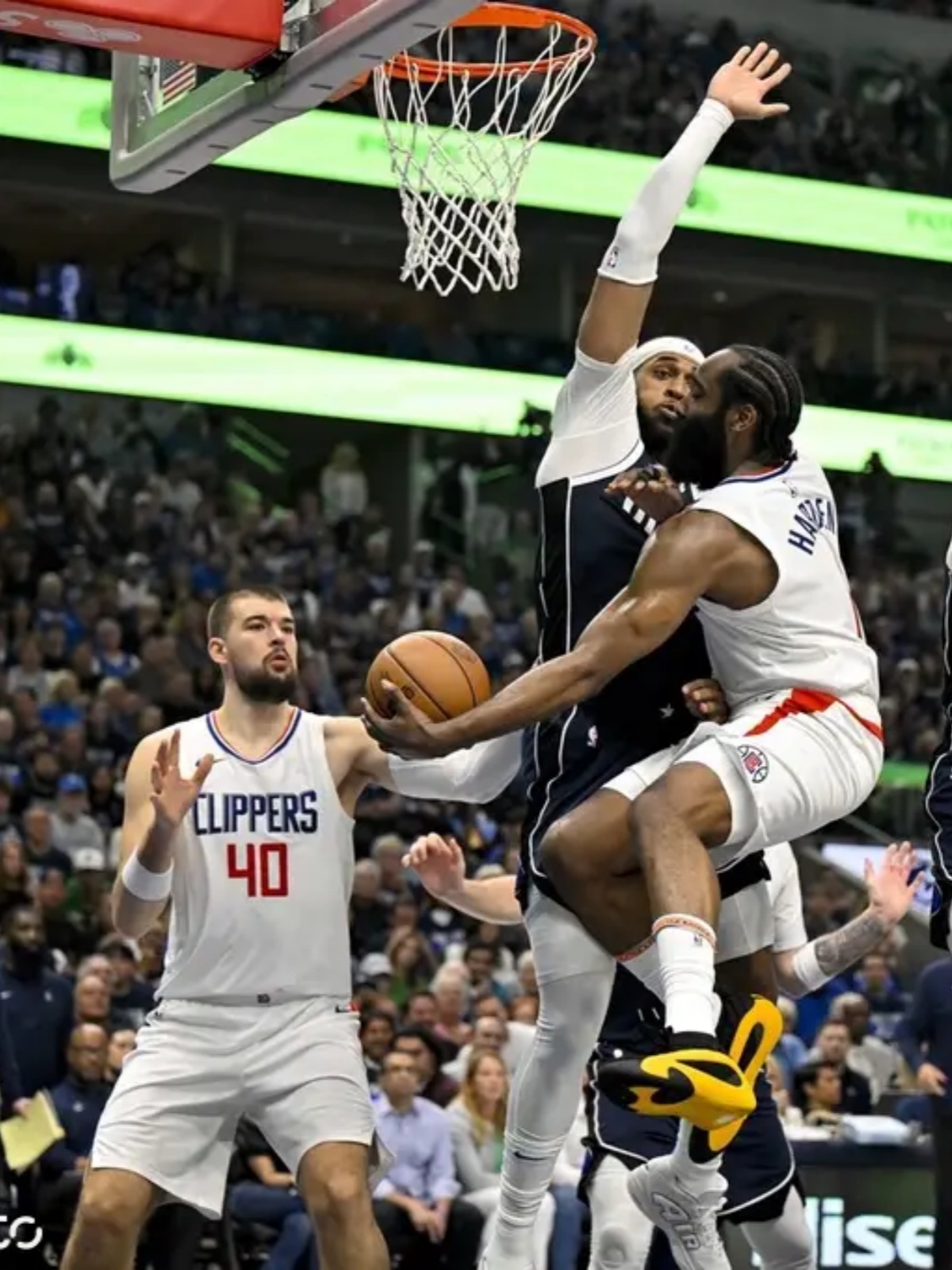 NBA球星技术精湛，比赛节奏紧张紧凑