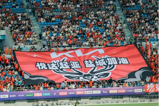 焕发激情，足球赛场一触即发