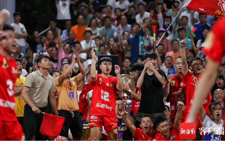 亚洲球场球迷狂欢庆祝赛果，场面热闹非凡