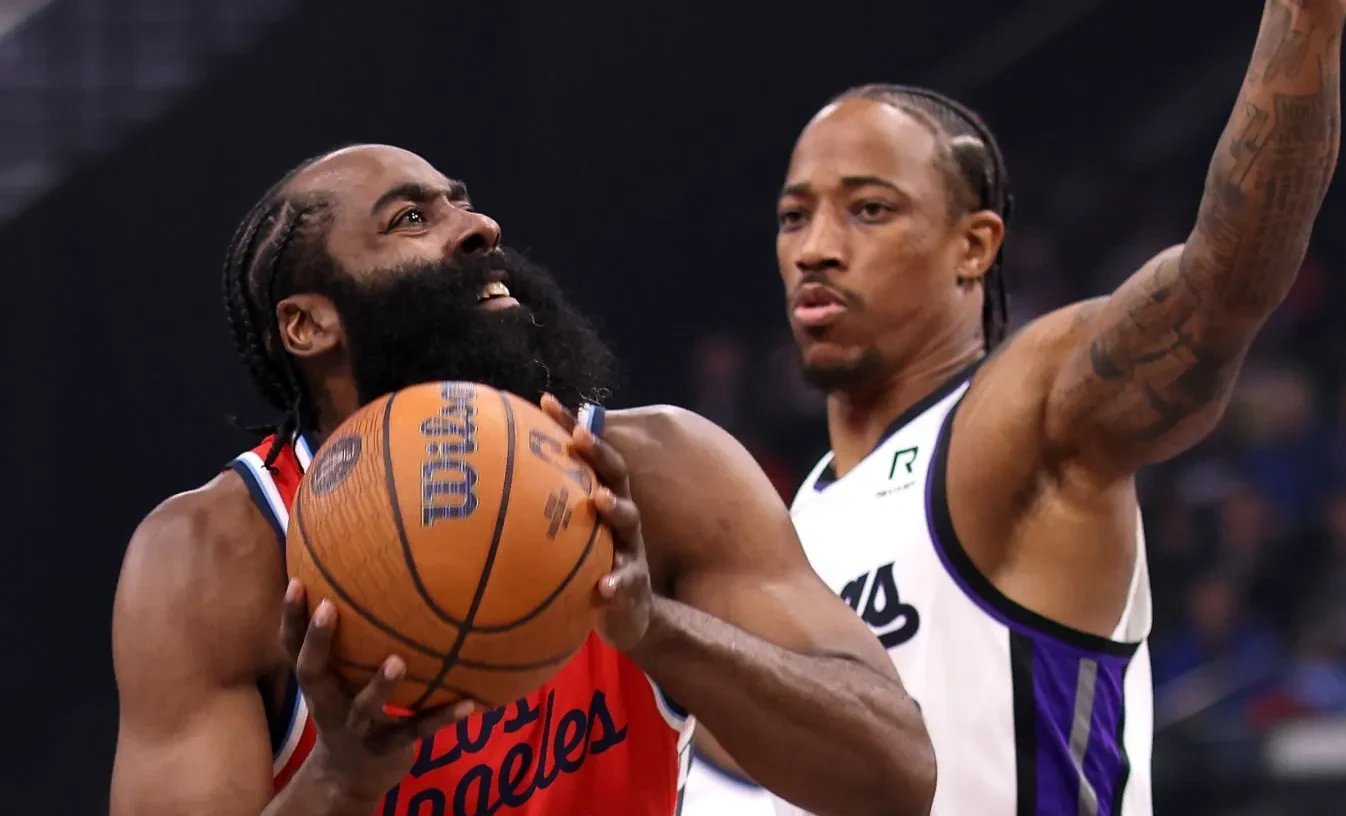 易胜博体育官方网站-球队战绩争夺激烈，球员投篮技术惊艳观众