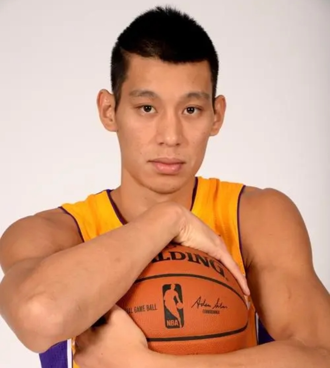 林书豪再夺篮球最佳球员奖，成为焦点人物