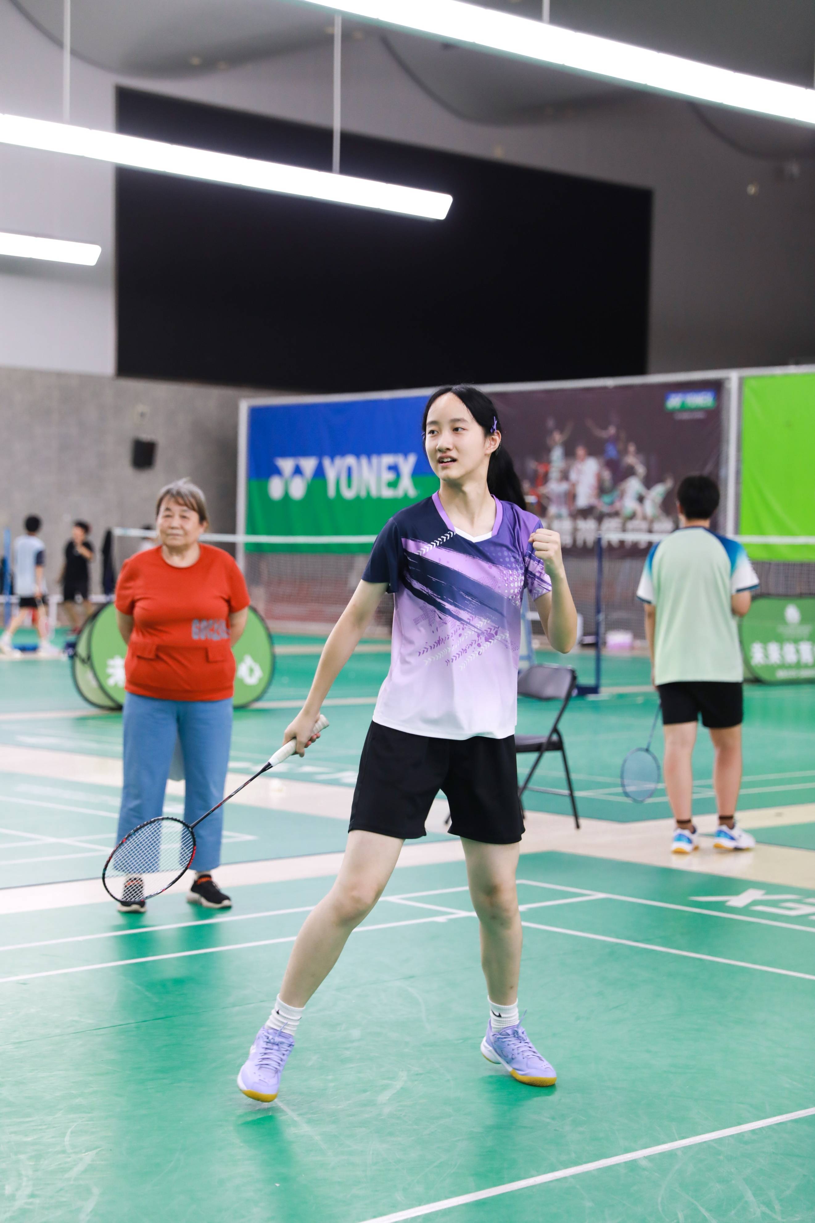 欢呼声不断，球队凭借默契合作获胜