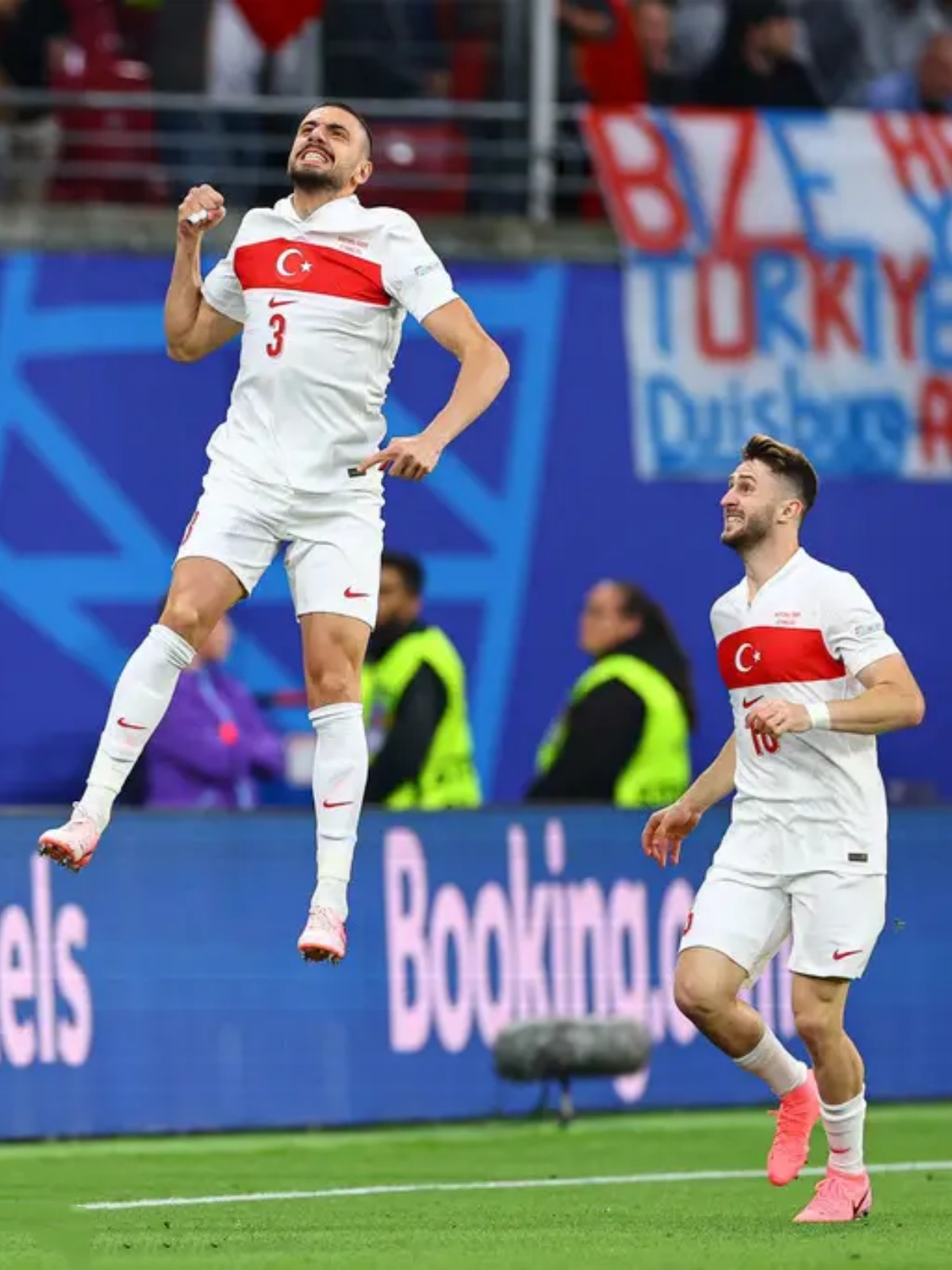 葡萄牙战胜荷兰，夺得小组第一