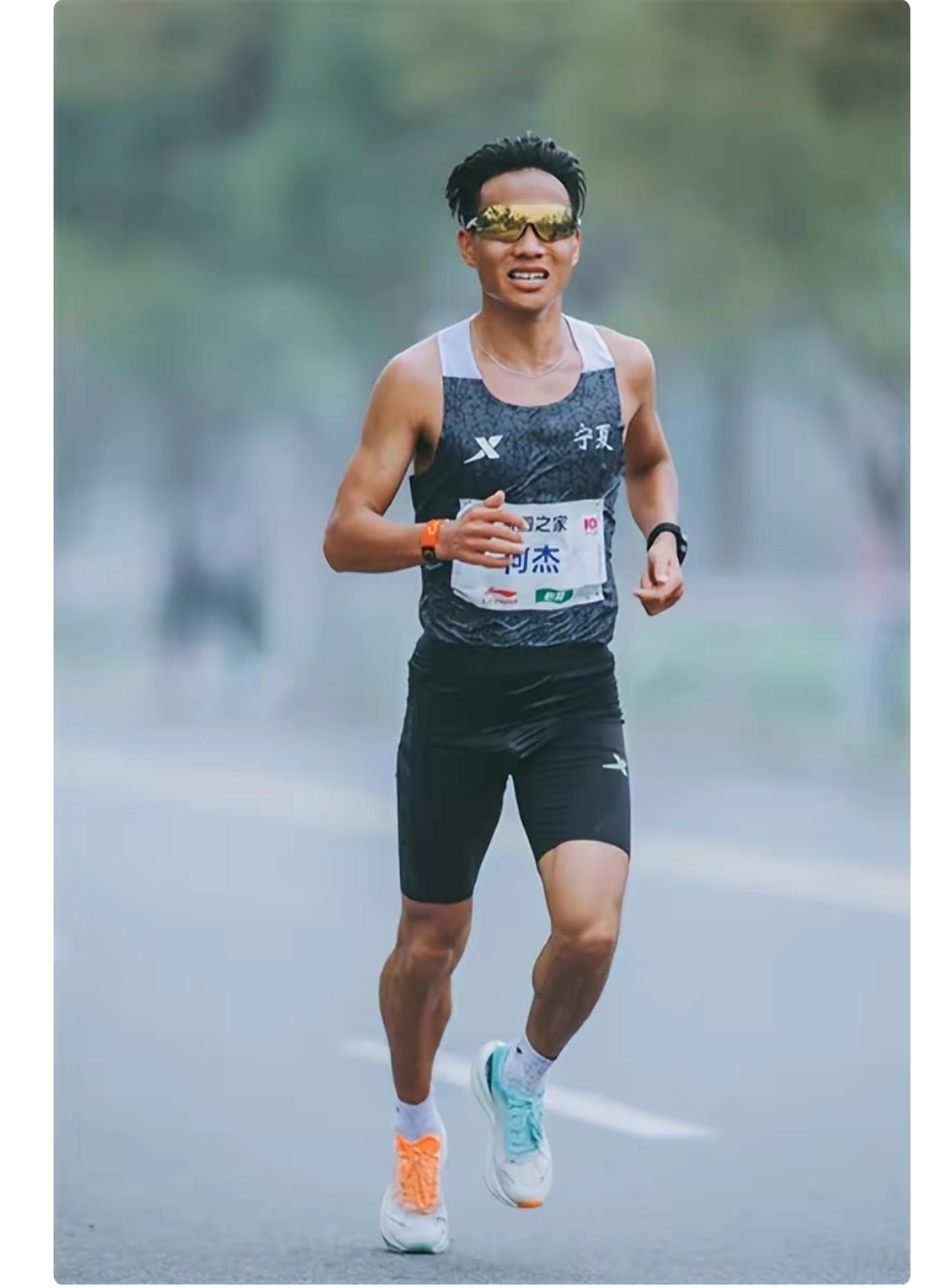 运动员们奋发向前，刷新个人最佳成绩