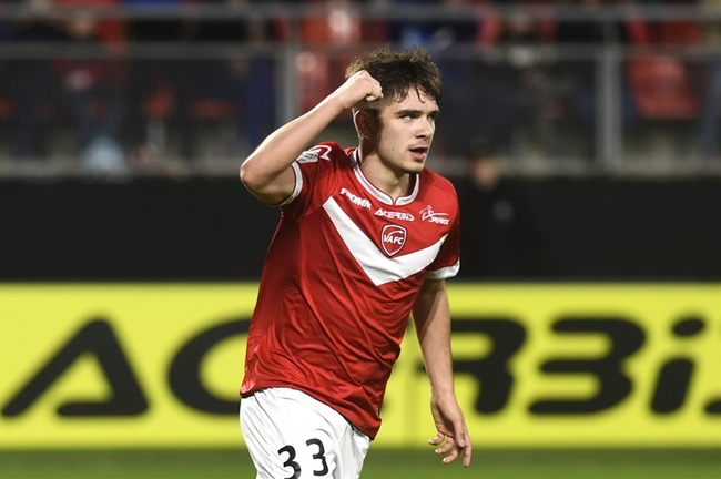 瓦朗谢纳队展现出色的竞技水平