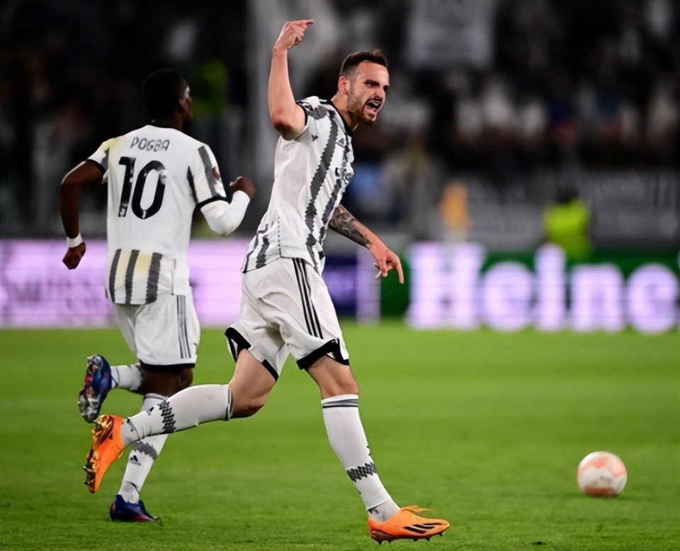 喜忧参半,队员情绪激动,赛场百态 喜忧参半,队员情绪激动,赛场百态