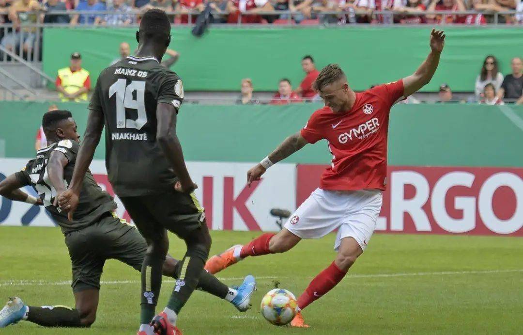 沙尔克04在主场失利,遭遇困境 沙尔克04在主场失利,遭遇困境