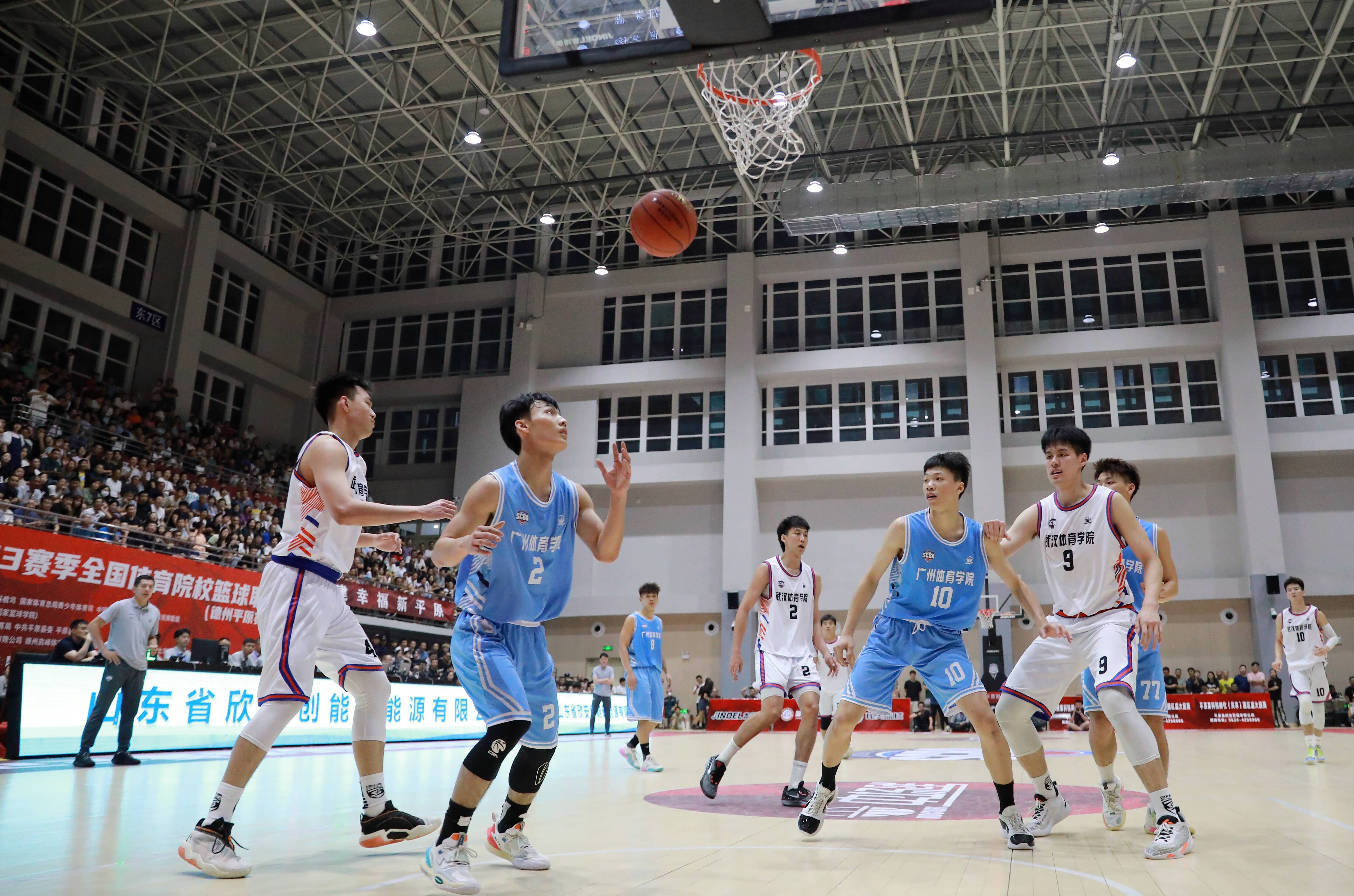 易胜博体育官方网站-顶尖篮球联赛的球员们努力备战比赛