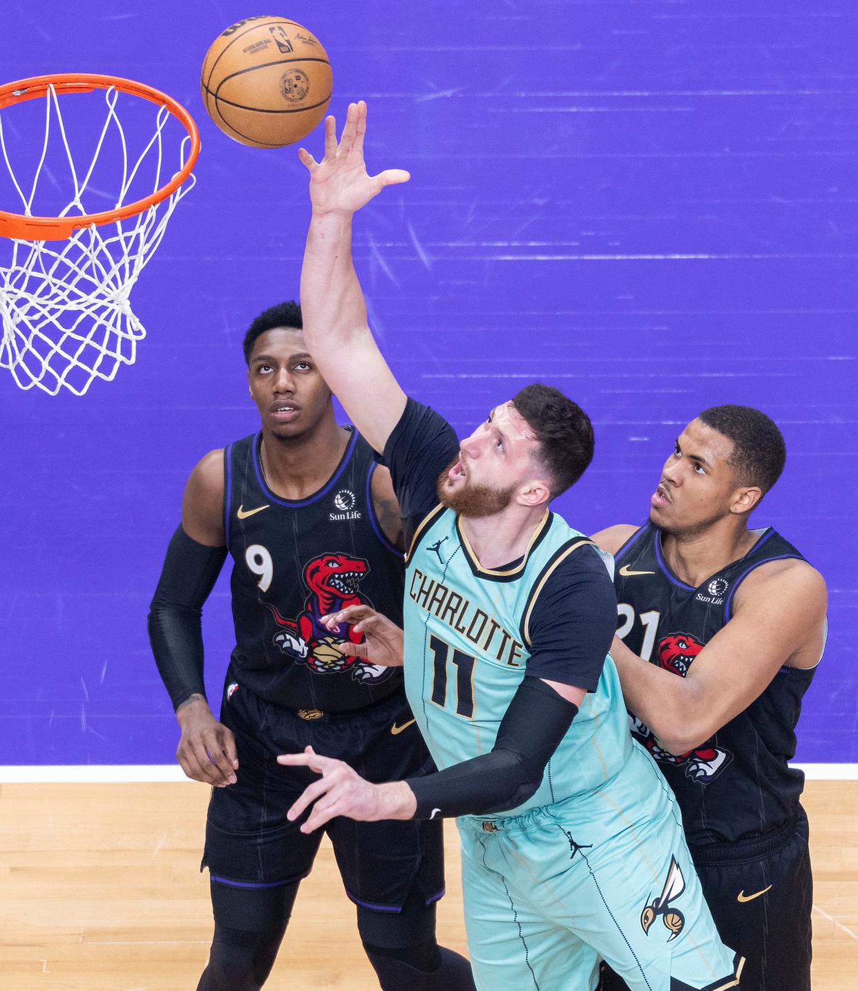 猛龙客场大胜活塞继续领跑东部