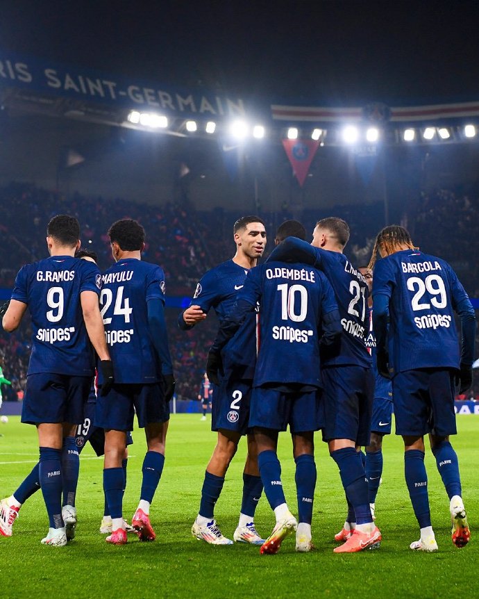 欢呼声响彻整个体育场，法国队获得首场胜利