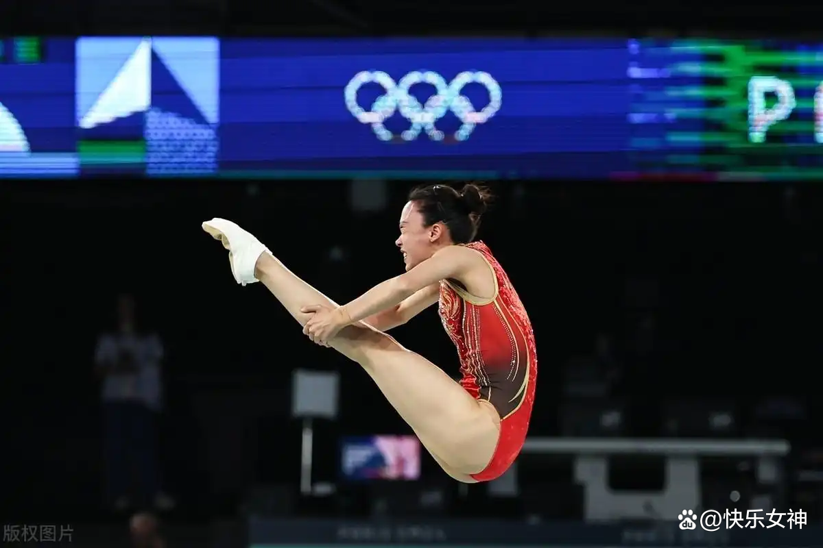 加拿大蹦床选手高难度动作成功，登上领奖台！