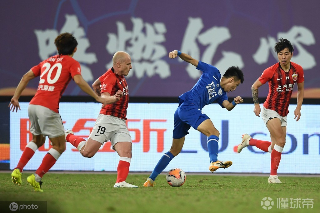 易胜博体育官方网站-教练战术妙招，多支球队交手角逐胜负