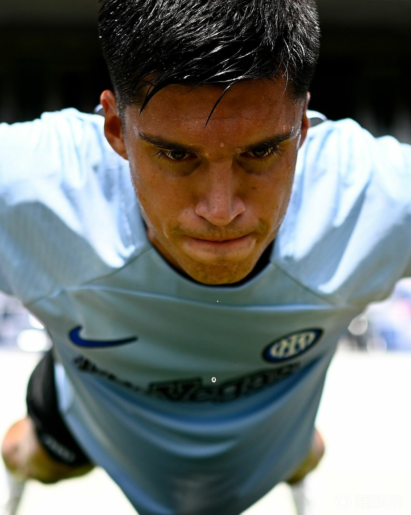 易胜博体育-欧国联赛激战中，球员挥洒汗水坚持