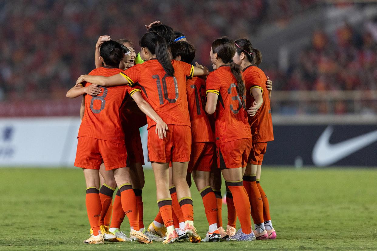 国际女足友谊赛顽强奋战，战力全开争夺第一