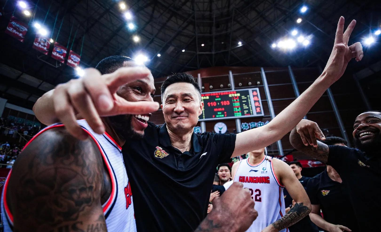 易胜博体育官方网站-战术配合默契无间，球队凝聚力量带来逆转胜利