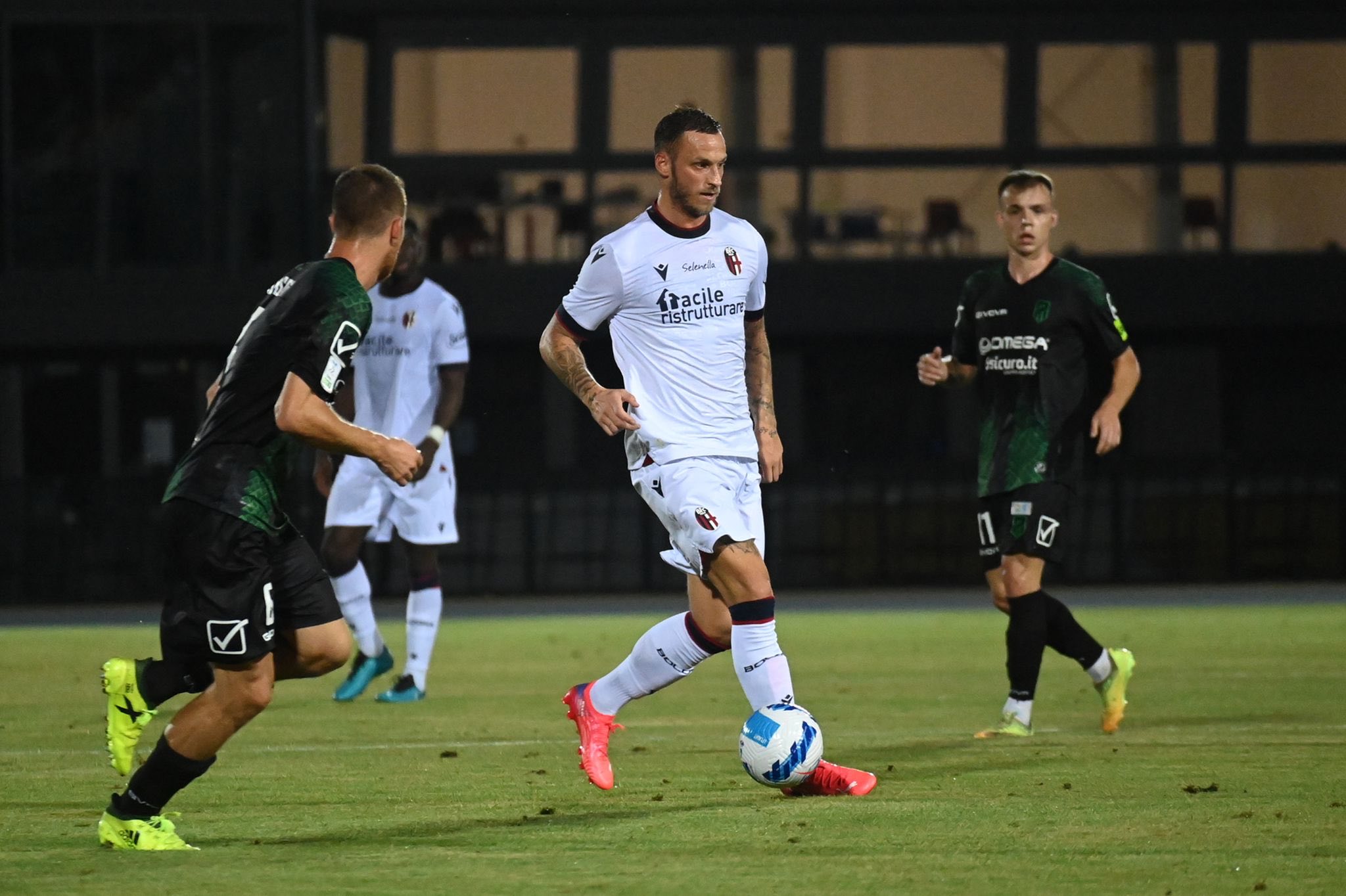 战术配合默契无间，球队凝聚力量带来逆转胜利