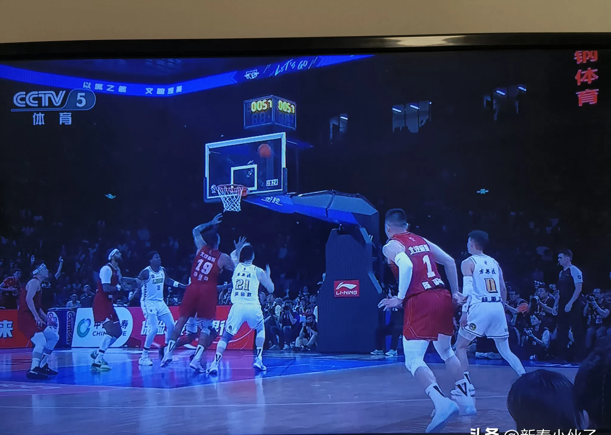 易胜博体育官方网站-世界杯篮球赛事峰回路转，观众热情高涨