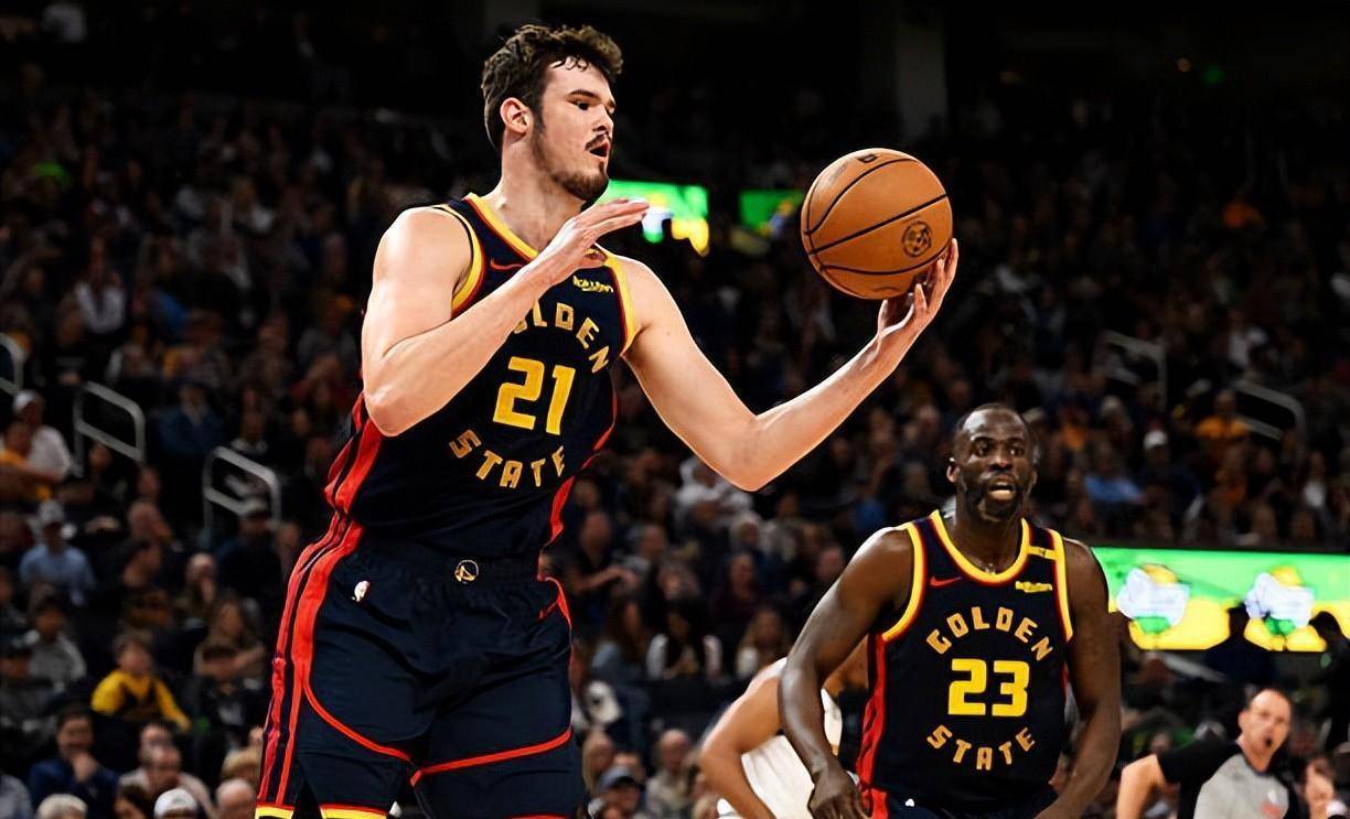 易胜博体育-勇士新秀迎来突破性表现，成为球队焦点