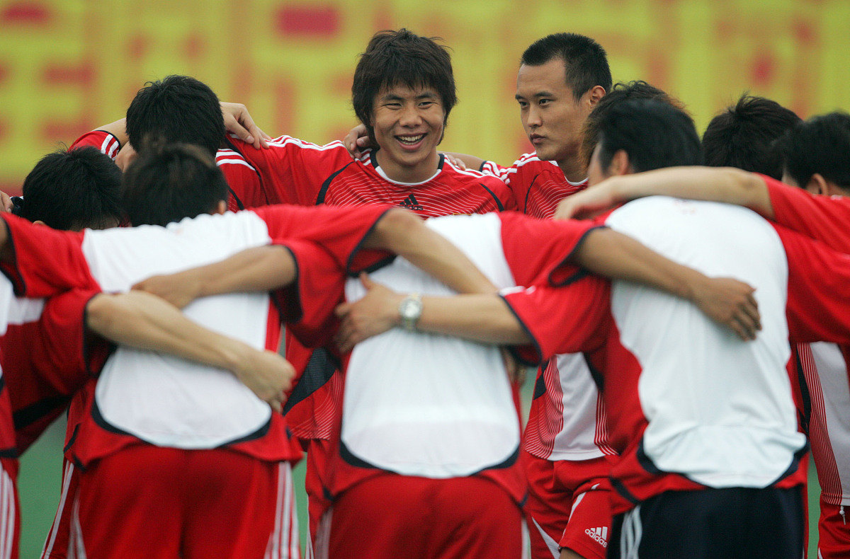 奋力拼搏的球员赢得关键胜利 奋力拼搏的球员赢得关键胜利