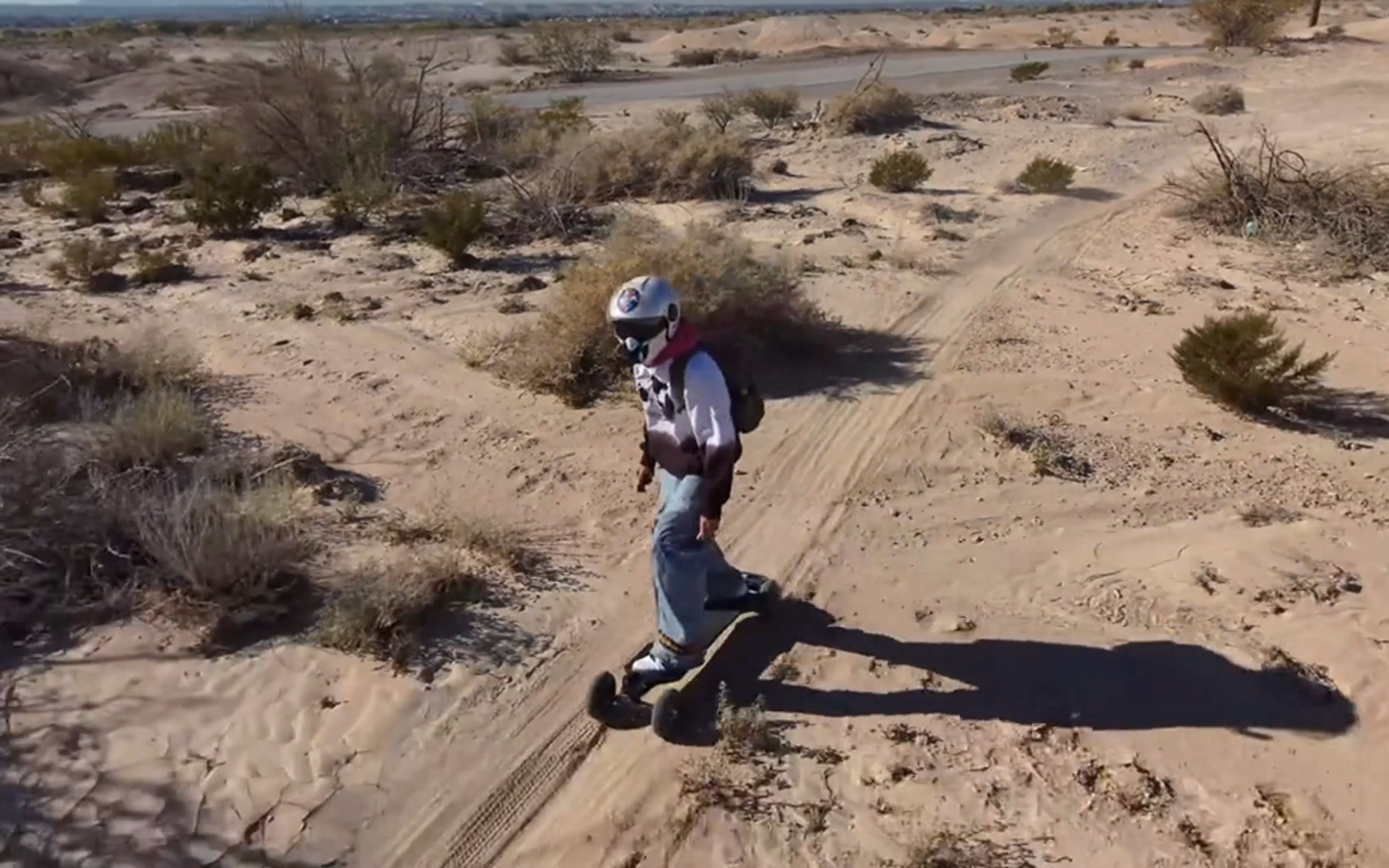 爱尔兰滑板运动员飞驰赛道,展现高超技艺 爱尔兰滑板运动员飞驰赛道,展现高超技艺