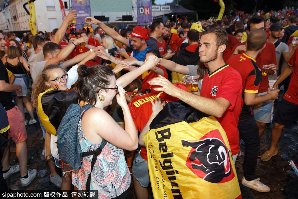 柏林赫塔球迷疯狂庆祝，法兰克福哀兵尽起