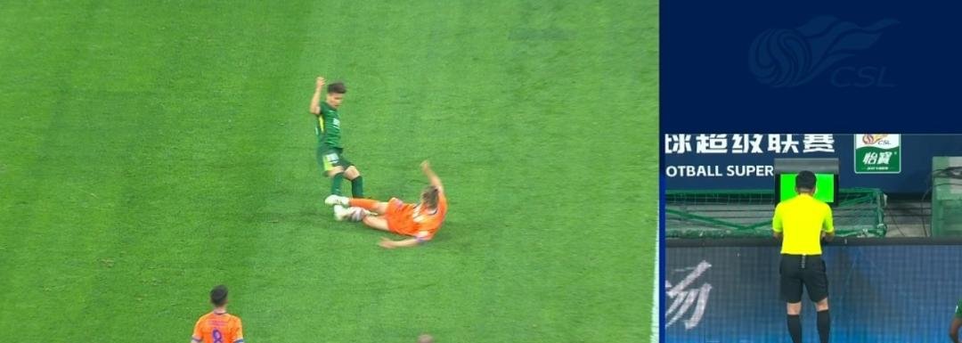 易胜博体育-足球场上激烈对抗，胜者笑到最后