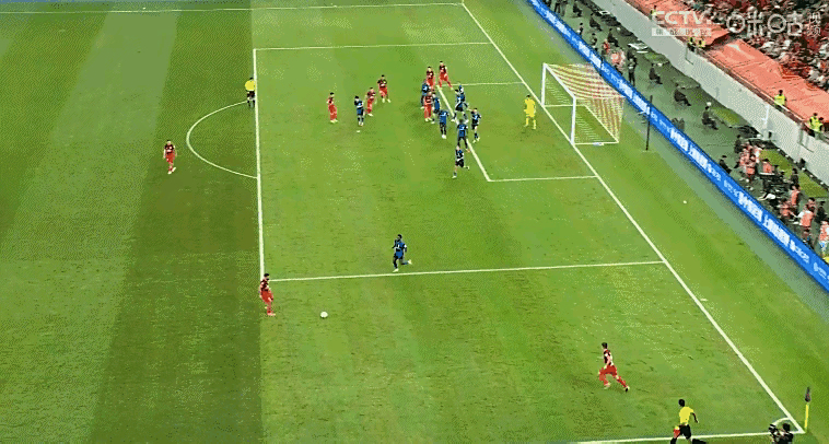 足球场上激烈对抗，胜者笑到最后