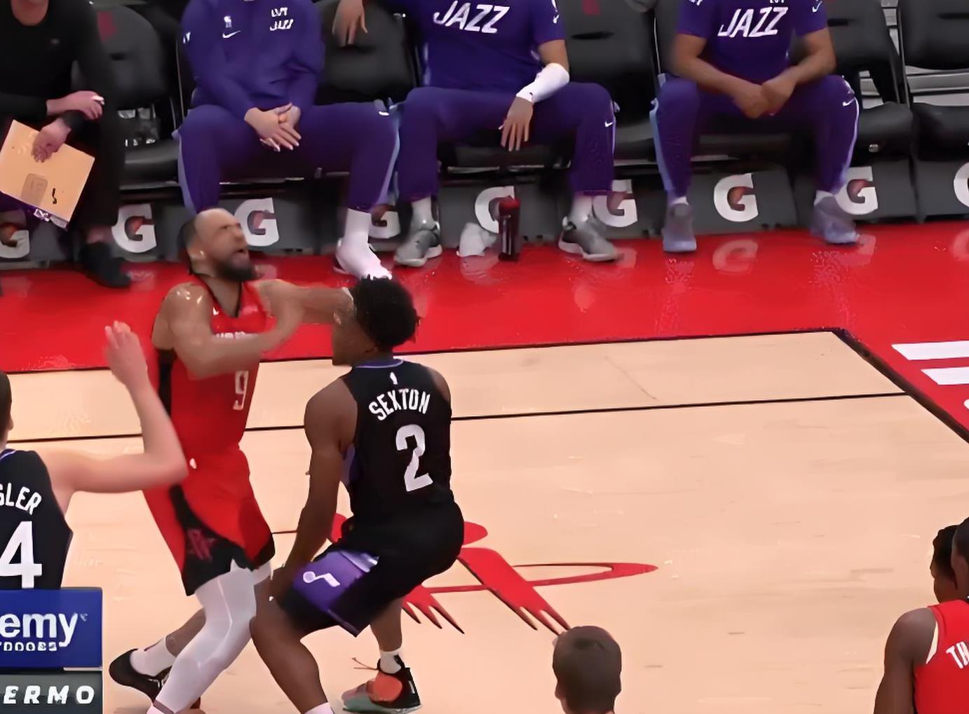 火箭客场战胜爵士,结束连败 火箭客场战胜爵士,结束连败