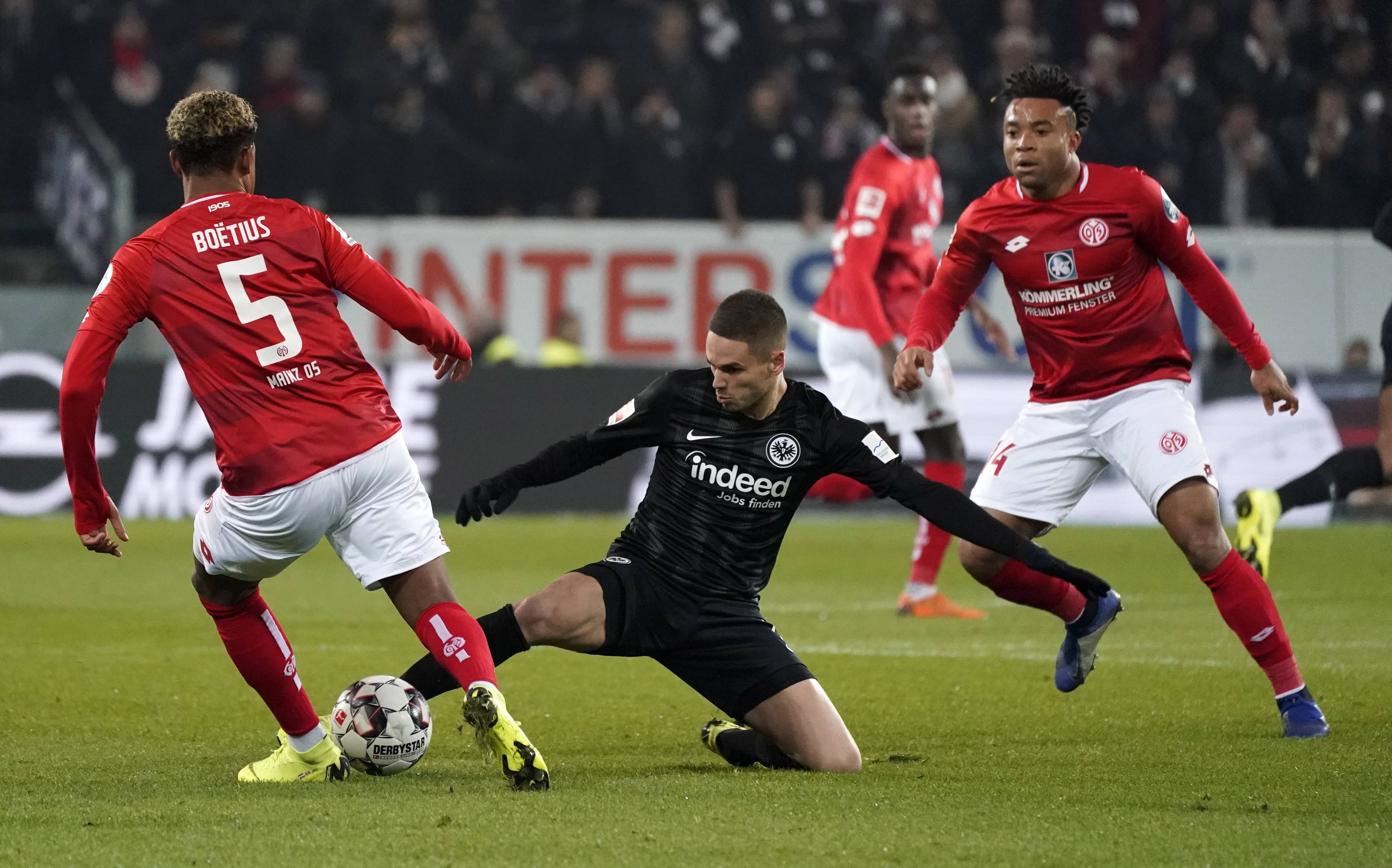 职业足球赛事纷繁角逐擦出火焰 职业足球赛事纷繁角逐擦出火焰