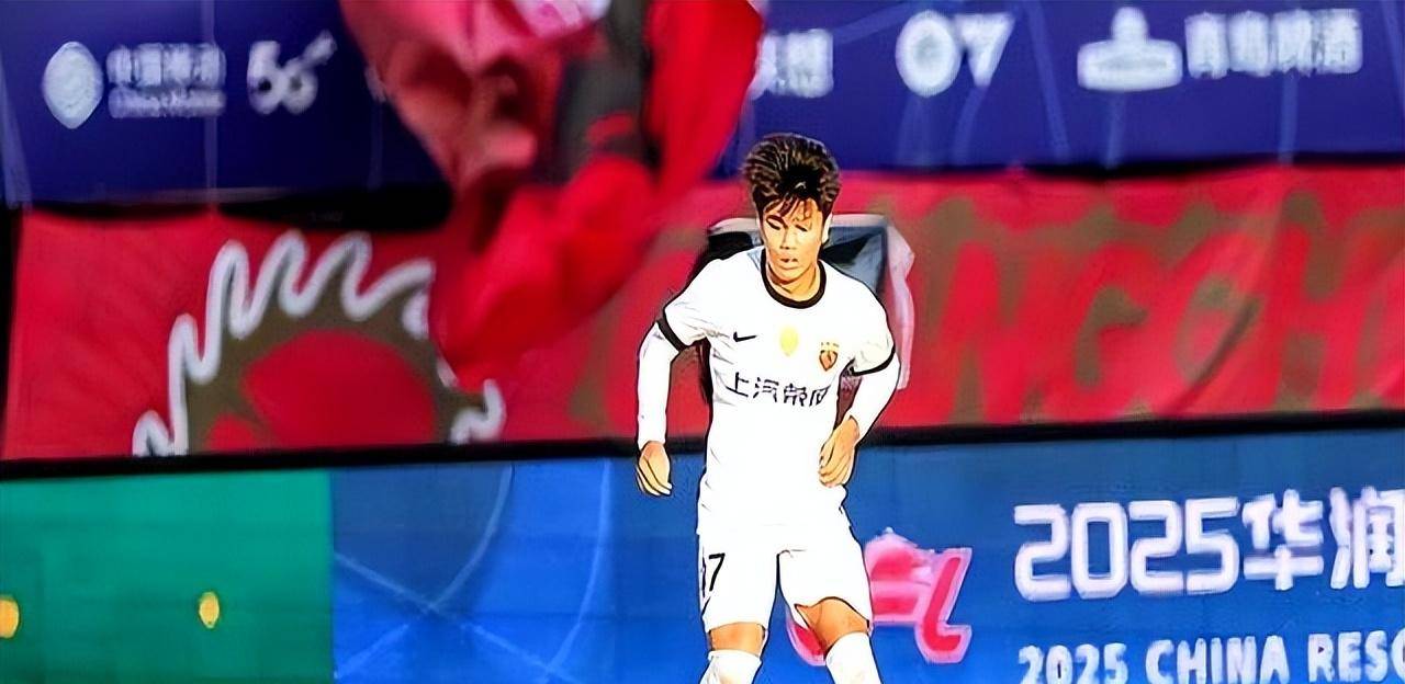 易胜博体育-足球青训体系再掀热潮，小将接连爆发入选大名单