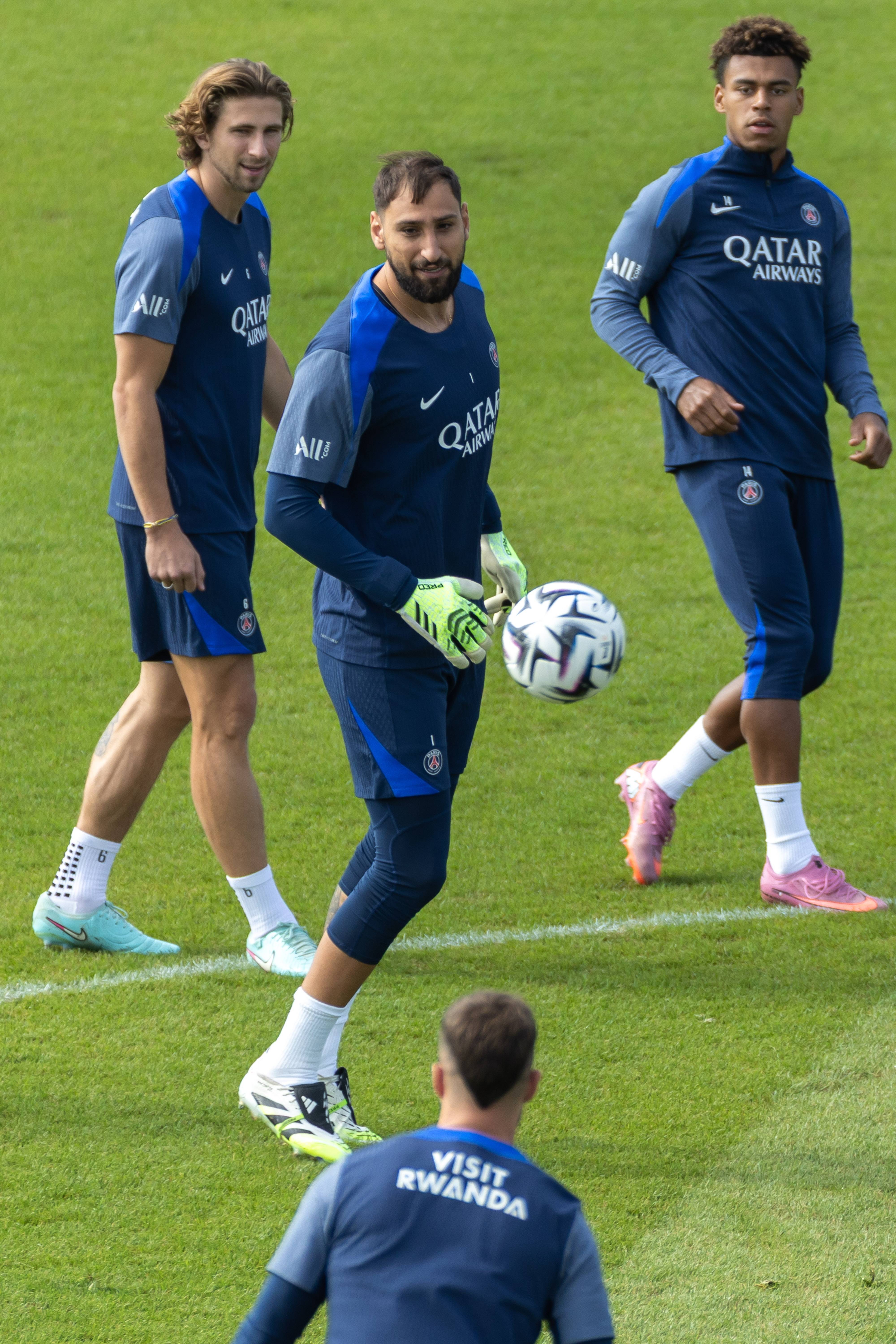 巴黎圣日耳曼俱乐部备战欧洲杯赛 巴黎圣日耳曼俱乐部备战欧洲杯赛