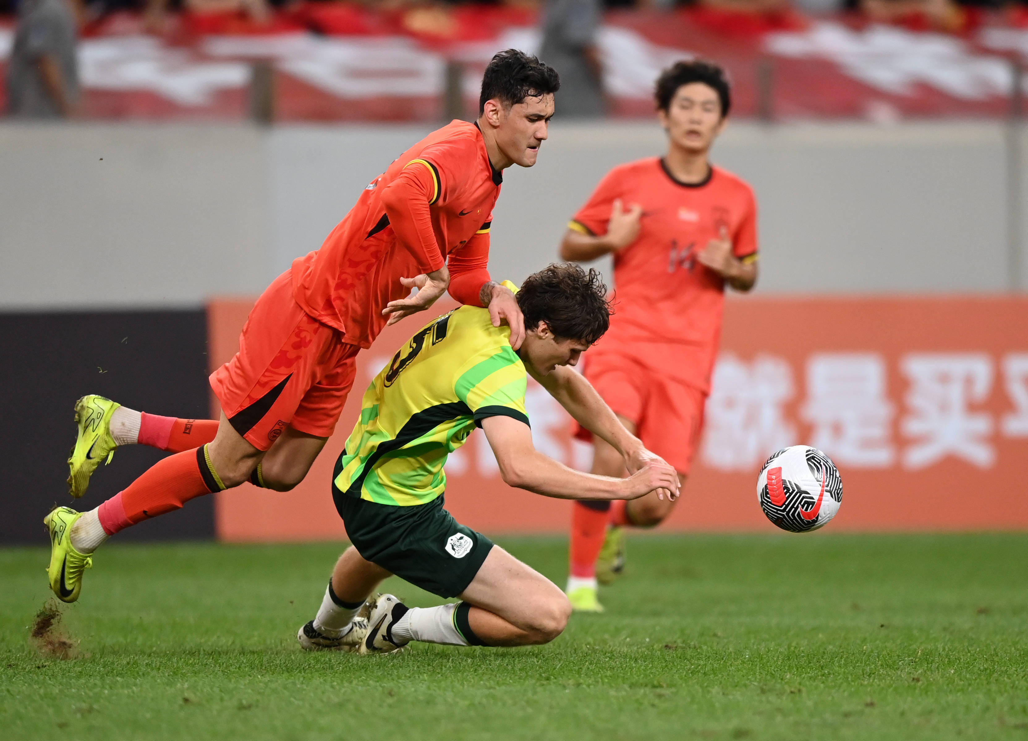 国内足球队在亚洲赛场勇夺冠军