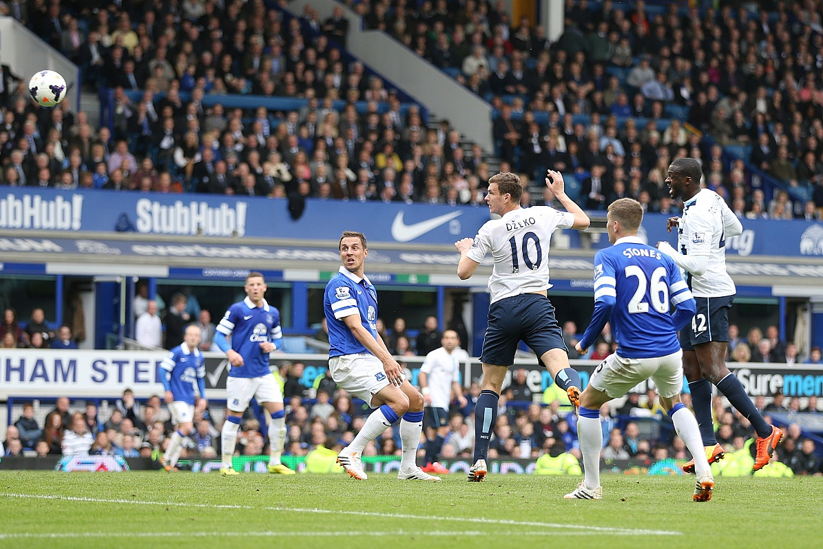 曼城客场逆转取胜,继续保持不败纪录,锁定争冠资格 曼城客场逆转取胜,继续保持不败纪录,锁定争冠资格