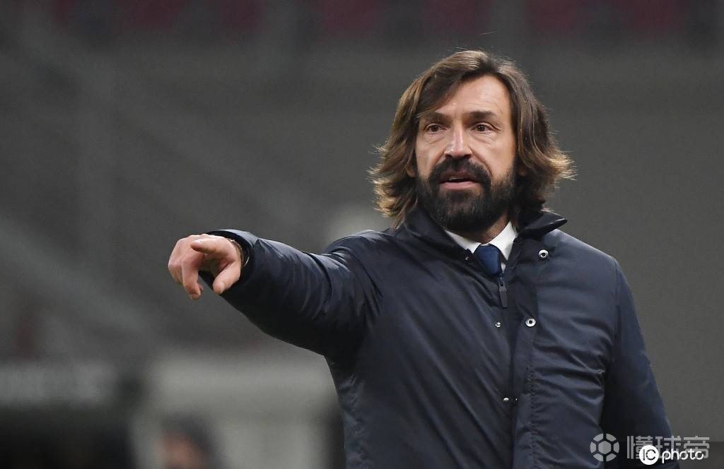 教练瞄准冠军奖杯，坚持训练