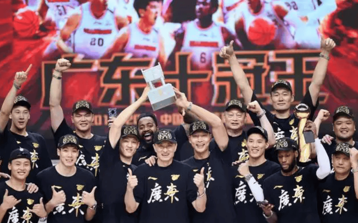 广东队与浙江男篮的比拼尽显激烈 广东队与浙江男篮的比拼尽显激烈