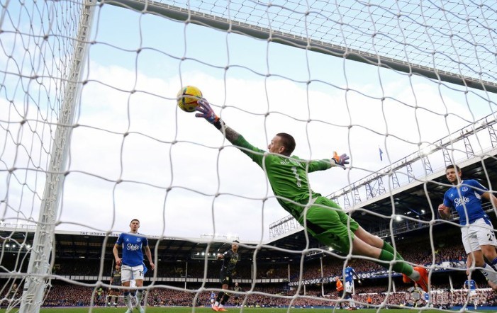 易胜博体育-埃弗顿队终结不败纪录，球员表现有交差