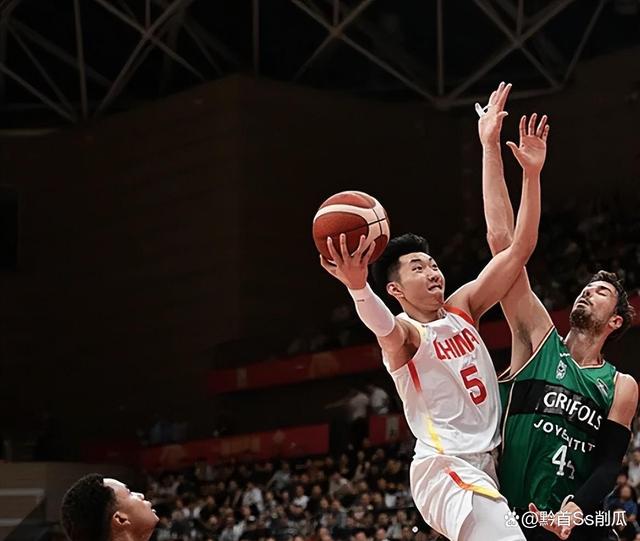 湖北队在主场比赛中与黑龙江队战成胶着局面,最终以微弱优势获胜 湖北队在主场比赛中与黑龙江队战成胶着局面,最终以微弱优势获胜